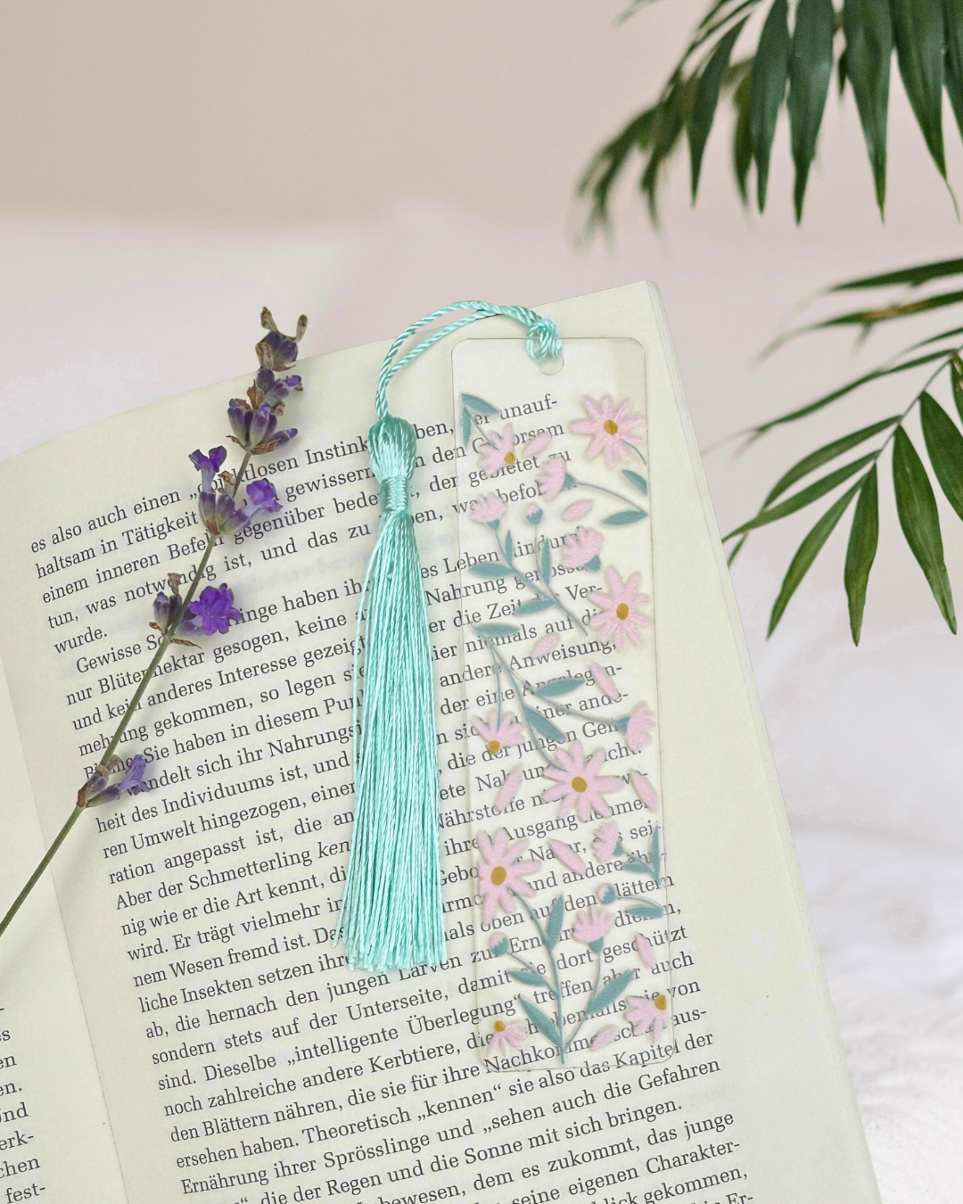 Lesezeichen "Blütenpoesie" - Handgemachtes Geschenk für Bücherfreunde