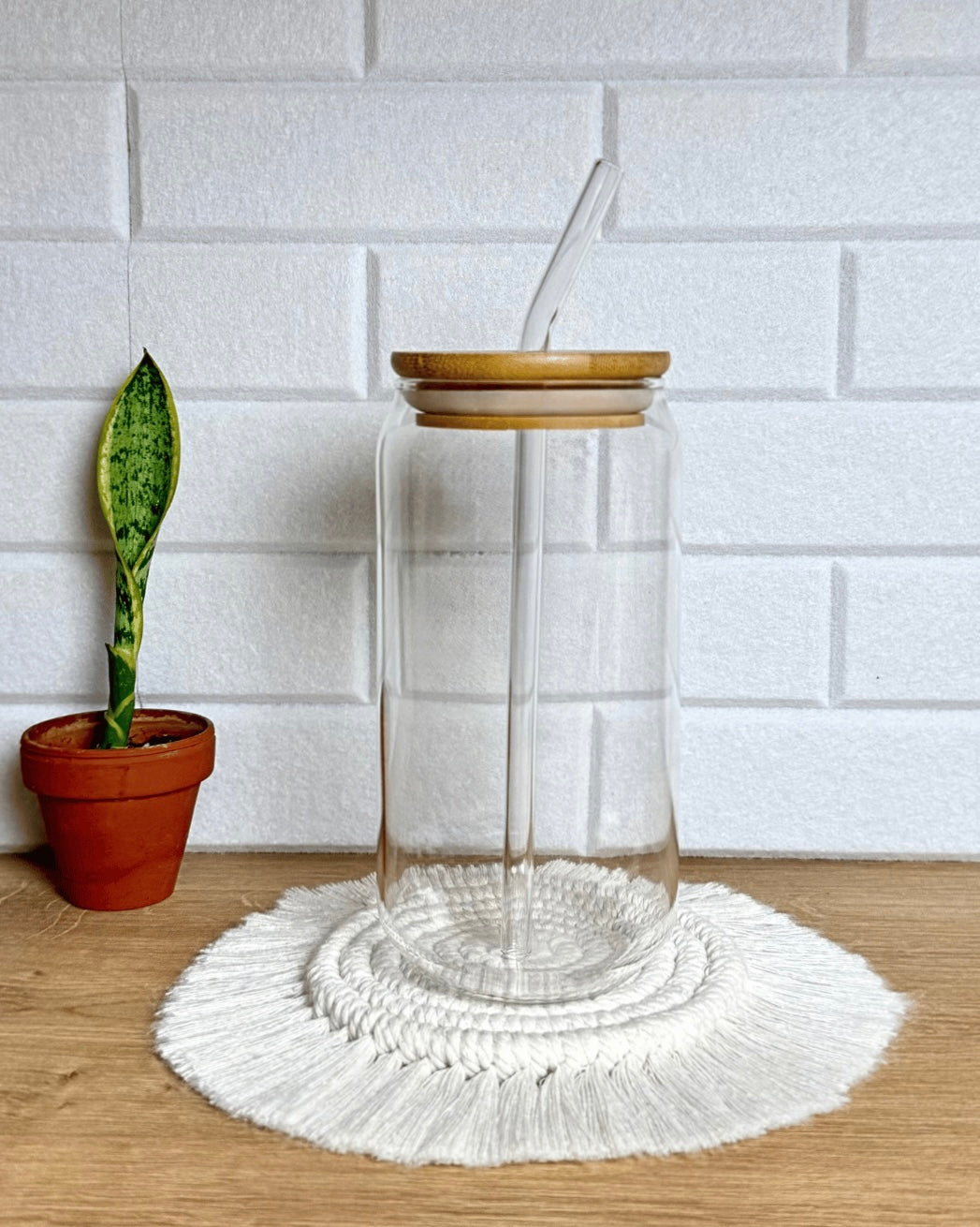 Klares Trinkglas mit Bambusdeckel & Glasstrohhalm 550 ml