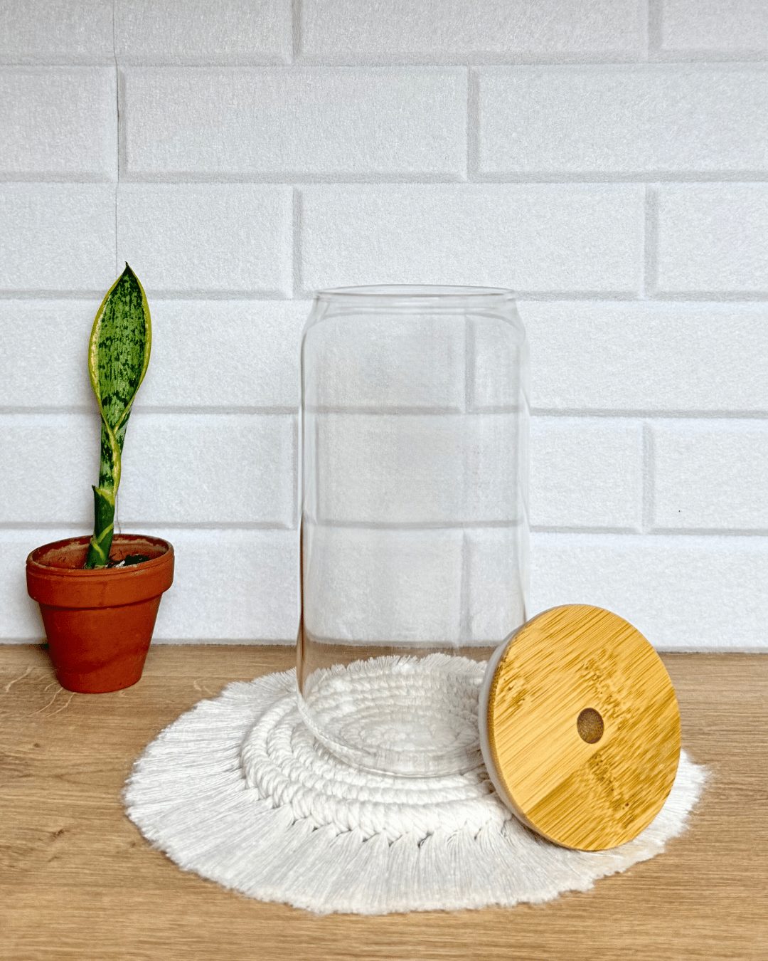 Klares Trinkglas mit Bambusdeckel & Glasstrohhalm 550 ml