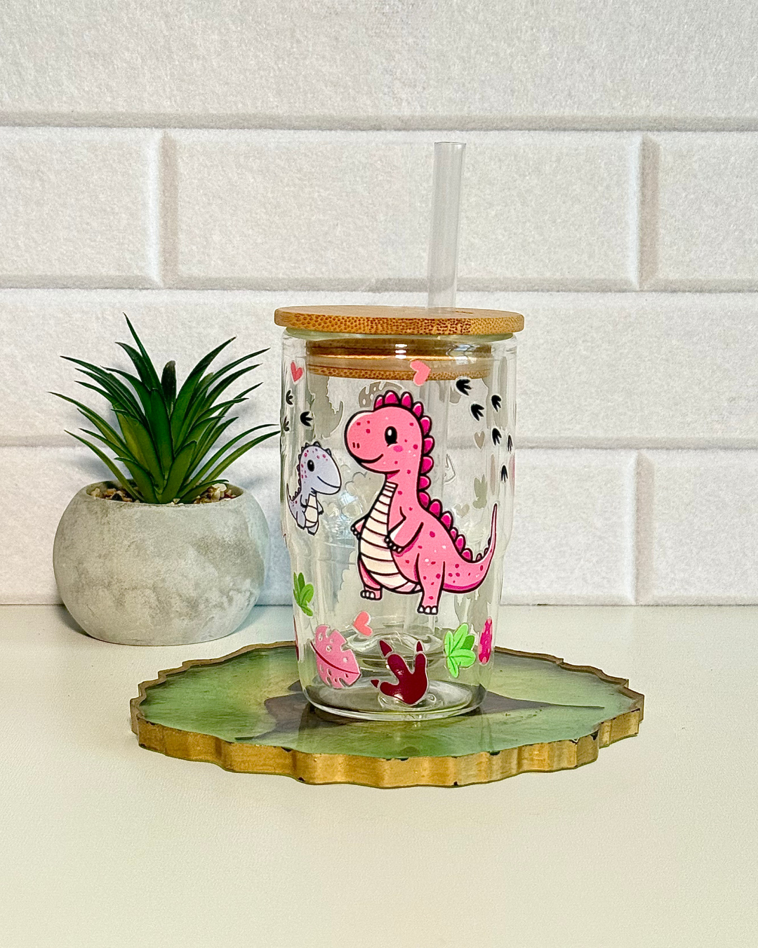Schneekugel Mini-Glitzertrinkglas 130ml "Im pinken Dino-Abenteuer-Land"